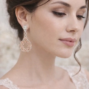 Cercei eleganti cu cristale roz-piersica - accesorii nuntă - bijuterii mireasă - cercei mireasă - Artynos.ro