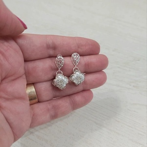 Cercei micuti cu perle pentru mirese - accesorii nuntă - bijuterii mireasă - cercei mireasă - Artynos.ro