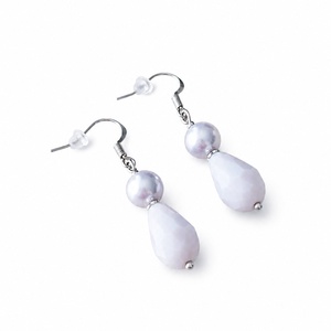 Cercei cu perle Swarovski mov-lavanda, Bijuterii, Cercei, Cercei din margele, Confectionarea bijuteriilor, Cercei delicati realizati din picaturi de sticla fatetate si perle Swarovski in nuante pale de mov ..., ARTYNOS