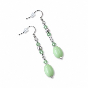 Cercei delicati verde fistic, Bijuterii, Cercei, Cercei din margele, Confectionarea bijuteriilor, Cercei delicati realizati din picaturi de sticla si cristale verde fistic si perlute argintii. Comp..., ARTYNOS