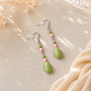 Cercei de vara verde avocado si roz-coral - bijuterii - cercei - cercei din mărgele - Artynos.ro
