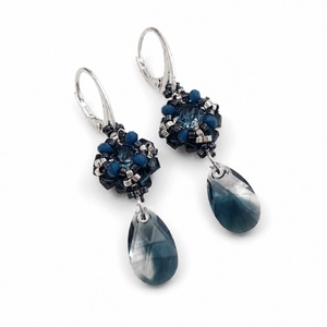 Cercei eleganti din cristale Swarovski si tortite argint, Bijuterii, Cercei, Cercei din margele, Confectionarea bijuteriilor, Cercei realizati manual din cristale Swarovski in nuante spectaculoase de albastru petrol, ce refle..., ARTYNOS