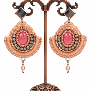 Cercei statement handmade în nuanțe de roz și piersică - bijuterii - cercei - cercei din mărgele - Artynos.ro
