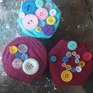 Cutii de bijuterii cu nasturi ca decor, Bijuterii, Suporturi bijuterii si cutie bijuterii, Cutii de bijuterii, Produse fabricate din materiale reciclate, Cutii de bujuterii facute din materiale reciclate, ARTYNOS