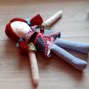 Emilia Cloth păpușă cu ciucuri roșii rochie până păpușă -  - Artynos.ro