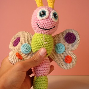 Pillangó amigurumi, , , Figurina crosetata de 27 cm lungime, 17 cm latime, din fire de bumbac 100%.
Cu ochi cusuti, lavabil..., ARTYNOS