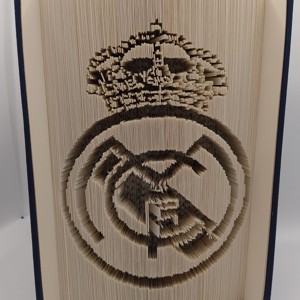 Real Madrid - sculptura de carte suspendata unica, Casa & Stil de viata, Accesorii pentru decorat casa, Decoratiuni de masa si decoratiuni pentru rafturi , Sculptura de carte, carte pliata, , ARTYNOS