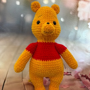 Ursuleț Winnie the Pooh croșetat  - jucării și echipamente pentru copii - daruri de botez - Artynos.ro
