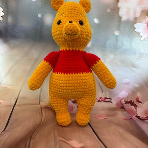 Ursuleț Winnie the Pooh croșetat  - jucării și echipamente pentru copii - daruri de botez - Artynos.ro