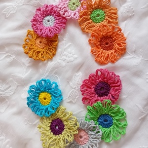 flori multicolor crosetate - casă & stil de viață - decorațiuni de casă - decorațiuni de masă și rafturi - decorațiuni de masă - Artynos.ro