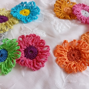flori multicolor crosetate - casă & stil de viață - decorațiuni de casă - decorațiuni de masă și rafturi - decorațiuni de masă - Artynos.ro