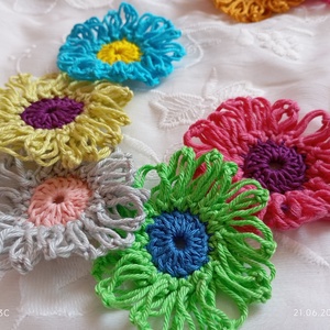 flori multicolor crosetate - casă & stil de viață - decorațiuni de casă - decorațiuni de masă și rafturi - decorațiuni de masă - Artynos.ro