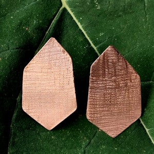 Cercei cu design minimalist din cupru -  - Artynos.ro Cercei cu design minimalist din cupru -  - Artynos.ro