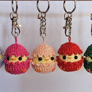 Breloc crosetat Pui in coaja de ou Amigurumi - genți și portofele - accesorii genți - breloc - Artynos.ro