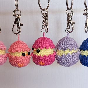 Breloc crosetat Pui in coaja de ou Amigurumi - genți și portofele - accesorii genți - breloc - Artynos.ro
