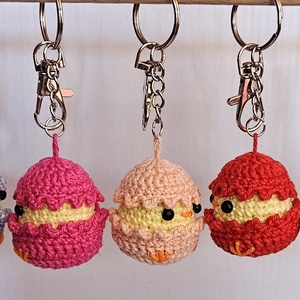 Breloc crosetat Pui in coaja de ou Amigurumi - genți și portofele - accesorii genți - breloc - Artynos.ro