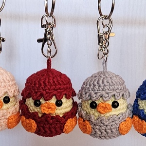 Breloc crosetat boboc de ratusca in coaja de ou Amigurumi, Genti si portofele, Accesorii genti, Breloc, Crosetat, ARTYNOS