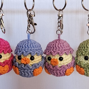 Breloc crosetat boboc de ratusca in coaja de ou Amigurumi - genți și portofele - accesorii genți - breloc - Artynos.ro