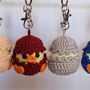 Breloc crosetat boboc de ratusca in coaja de ou Amigurumi - genți și portofele - accesorii genți - breloc - Artynos.ro