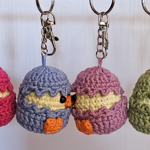 Breloc crosetat boboc de ratusca in coaja de ou Amigurumi - genți și portofele - accesorii genți - breloc - Artynos.ro