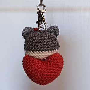 Breloc handmade pisica cu inima rosie Amigurumi - genți și portofele - accesorii genți - breloc - Artynos.ro
