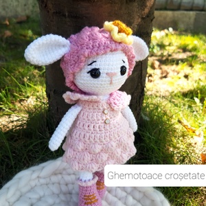 Oița Lily- jucărie croșetată manual - jucării și echipamente pentru copii - plușuri - păpușă croșetată, păpușă de pluș - Artynos.ro