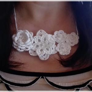 Colier floral alb ca zăpada - accesorii nuntă - bijuterii mireasă - colier mireasă - Artynos.ro