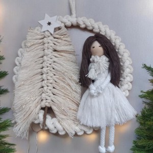 Decorațiune de Crăciun pentru ușă din macramé � păpușă eșarfă cu brad de Crăciun strălucitor, realizată din fire albe și aurii - crăciun - decorațiuni de crăciun de casă - decorațiuni pentru ușă de crăciun - Artynos.ro