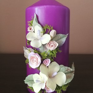 Dans de flori de lut roz-vanilie pe o lumanare, Casa & Stil de viata, Accesorii pentru decorat casa, Decoratiuni de masa si decoratiuni pentru rafturi , Sticle ornamentale, Altele, ARTYNOS