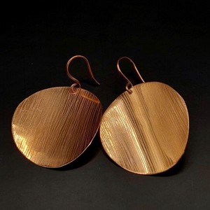 Cercei minimaliști, unici, din cupru frumos strălucitor -  - Artynos.ro Cercei minimaliști, unici, din cupru frumos strălucitor -  - Artynos.ro