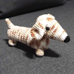 Harlekin, dachshund de culoare deschisa, , , Papusa amigurumi crosetata din bumbac 100%, cu lungimea de 15 cm.
Se poate spala la masina de spala..., ARTYNOS
