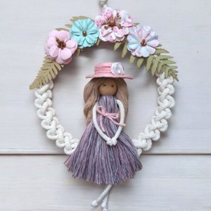 Decoratiuni de perete Macrame cu papusa cu palarie si flori din hartie lucrate manual, , , Creati o atmosfera confortabila si romantica in casa dvs. cu aceasta decoratiune de perete macramé ..., ARTYNOS