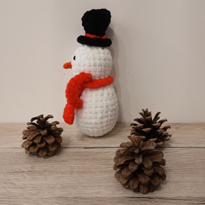 Om de zăpadă Amigurumi plush - crăciun - cadouri de moș crăciun - cadouri de moș crăciun - Artynos.ro