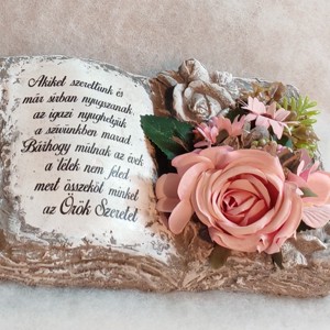 Iubire vesnica � ornament funerar unic din beton, cu flori - Artynos.ro