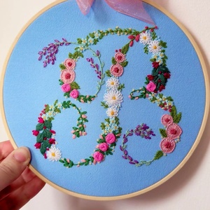 Initiala numelui brodata cu flori, Arte vizuale si accesorii , Imagini cu broderii, Alte tablouri textil, Broderie, ARTYNOS