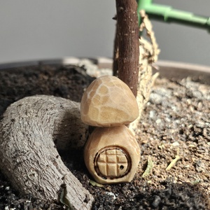 Hobbit 'shroom, Arte vizuale si accesorii , Sculptura, Statuie lemn, Sculptura, Prelucrarea lemnului, Ciupercuta-casuta din lemn de tei inspirata din lumea hobbitilor, finisata cu ulei de in. 
Dimensiu..., ARTYNOS