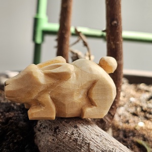 Iepuras , Arte vizuale si accesorii , Sculptura, Statuie lemn, Sculptura, Prelucrarea lemnului, Iepuras din lemn de tei, finisat cu ulei de in. 
Dimensiuni: ~5cm x 2,5 cm, ARTYNOS