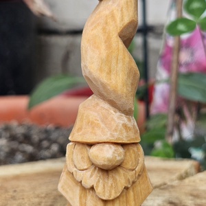 Gnom calator -tall hat, Arte vizuale si accesorii , Sculptura, Statuie lemn, Sculptura, Prelucrarea lemnului, Gnom cu palarie din lemn de tei, finisat cu ulei de in.
Dimensiuni: ~10 cm x 2.5 cm, ARTYNOS