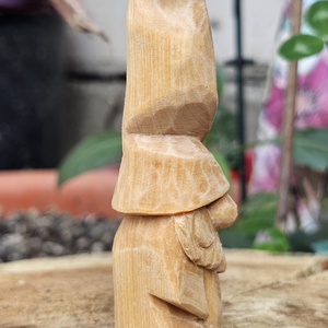 Gnom călător -tall hat - arte vizuale și accesorii  - sculptură - statuie lemn - Artynos.ro