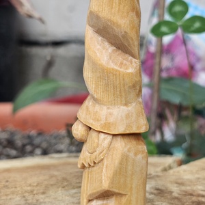 Gnom călător -tall hat - arte vizuale și accesorii  - sculptură - statuie lemn - Artynos.ro