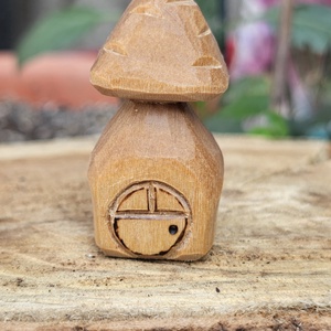 Hobbit 'shroom, Arte vizuale si accesorii , Sculptura, Statuie lemn, Sculptura, Prelucrarea lemnului, Ciupercuta-casuta din lemn de tei inspirata din lumea hobbitilor, finisata cu ulei de in. 
Dimensiu..., ARTYNOS