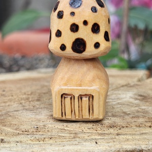 Spotted mushroom, Arte vizuale si accesorii , Sculptura, Statuie lemn, Sculptura, Prelucrarea lemnului, Ciupercuta-casuta din lemn de tei finisata cu ulei de in. 
Dimensiuni: ~5 cm x 2.5 cm
, ARTYNOS