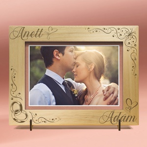 Rama foto gravata personalizat, disponibila pentru nunta sau logodna., Accesorii nunta, Amintiri si cadouri de nunta, Cadou nunta, Rama foto cu pusculita de bani, Gravare, pirogravura,  Descriere produs – Rama gravata personalizata
Cauti un cadou special, personalizat cu nume?
Noi it..., ARTYNOS