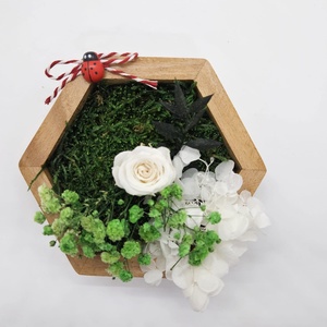 Martisor hexagon cu trandafir criogenat - Artynos.ro