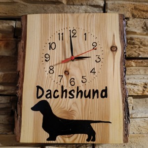 Ceas de perete din lemn cu câine dachshund -  - Artynos.ro
