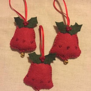 Decorațiuni din fetru pentru pomul de Crăciun, clopoței cu frunze de holly -  - Artynos.ro