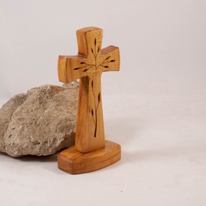 Cruce de lemn pe piedestal cu model, cruce de masă -  - Artynos.ro