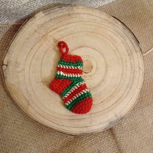 Șosete colorate, croșetate pentru șemineu - accesorii de crăciun - cadou tematic de moș crăciun, decorațiuni - sacul lui moș crăciun, șosete, cizme - Artynos.ro