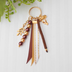 Breloc, ornament pentru geanta - Scrisoare cu arc maro / auriu, Geanta si husa, Accesorii genti, Breloc, , ARTYNOS