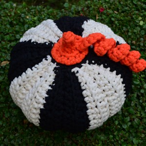 Dovleac mare crosetat (negru-crem-alb-portocaliu) pentru Halloween, , , Dovleac crosetat din fire de bumbac 4mm, umplut cu ziar (in interiorul panzei).
Greutate: intre 500..., ARTYNOS